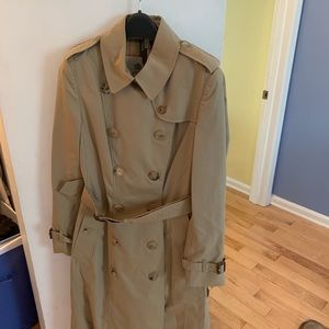 Size 8 Chelsea Burberry Trenchcoat in color honey. Unworn with tags still on.